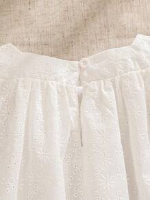 SHEIN Kleine Mädchen Süßes und niedliches 2-teiliges Set aus A-Linien-Oberteil und Shorts mit quadratischem Ausschnitt und Puffärmeln, besticktem Stoff, geeignet für den Sommer und für draußen, Cut Out