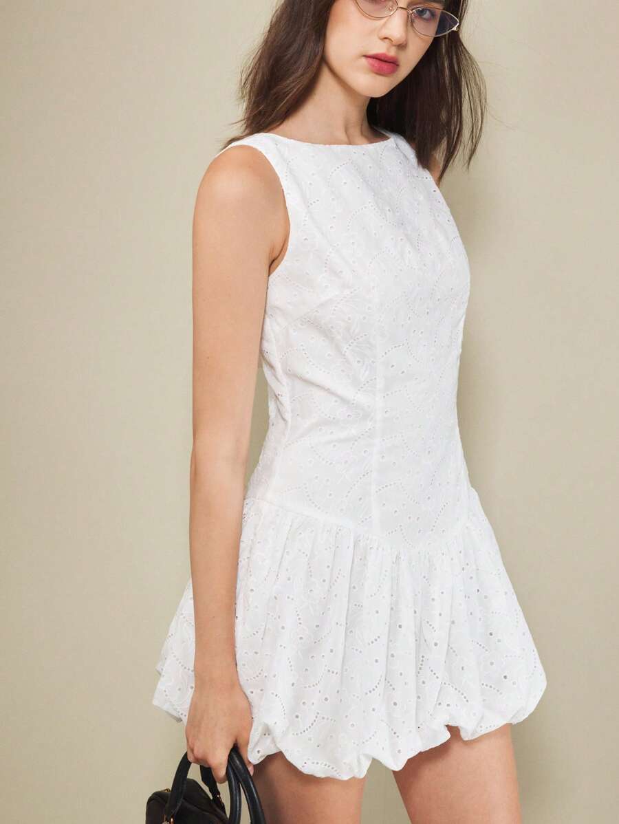 女士夏季镂空刺绣无袖迷你碎花蕾丝连衣裙，优雅淑女度假连衣裙，毕业礼服 - 白色 - 查看 1