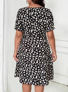 SHEIN Tall CURVE Gaun Fashion Wanita Ukuran Besar Motif Bunga Daisy Leher Persegi Lengan Pendek Belahan Samping - Hitam - View 2