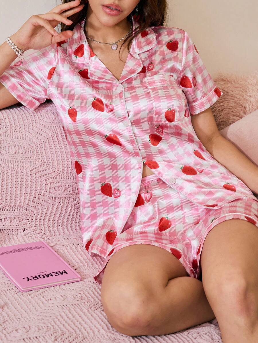 SweetSlumber Pigiama da donna a 2 pezzi composto da camicia a maniche corte con bottoni e stampa a quadri e fragole, e pantaloncini corti - Multicolore - Visualizzare 1