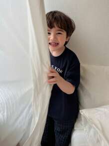 DAZY 2 piezas Conjunto de ropa para niño pequeño con top de punto de manga corta con estampado de letras y pantalón tejido a cuadros para usar en casa, primavera/verano
