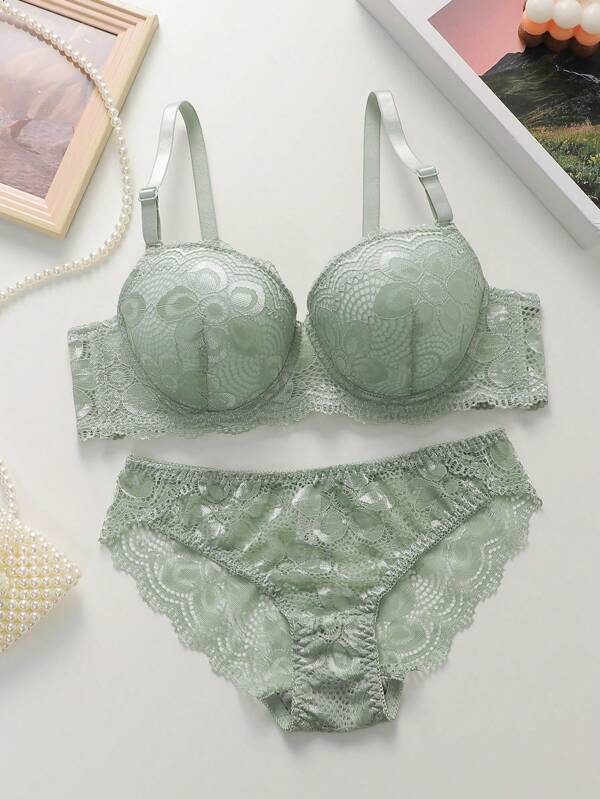 Ensemble de lingerie en dentelle (avec armature, culotte triangulaire)