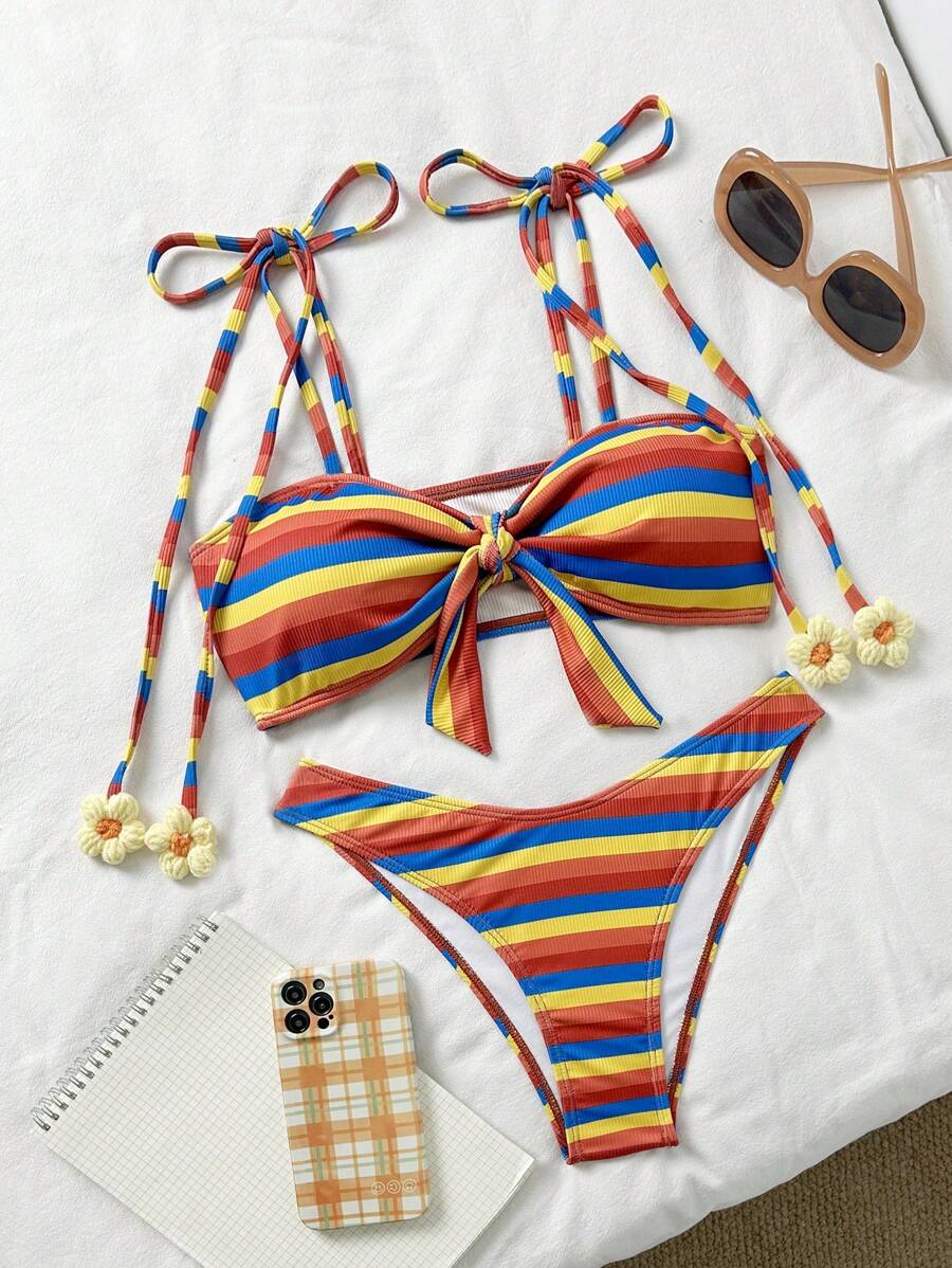 SHEIN Swim 2 pezzi Set di costumi da bagno con stampa a righe arcobaleno, lacci e decorazione floreale, stile sexy, carino e casual per le donne - Multicolore - Visualizzare 1