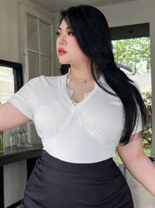 Dazy Plus Kurzes Crop T-Shirt mit weißem Spitzenkontrast, rein & elegant, Frühling/Sommer - Weiss - Übersicht 4