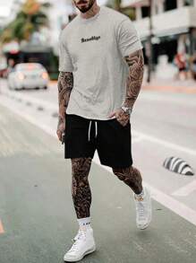 RueChic Ensemble deux-pièces composé d'un t-shirt regular à rayures avec lettrage pour homme et d'un short