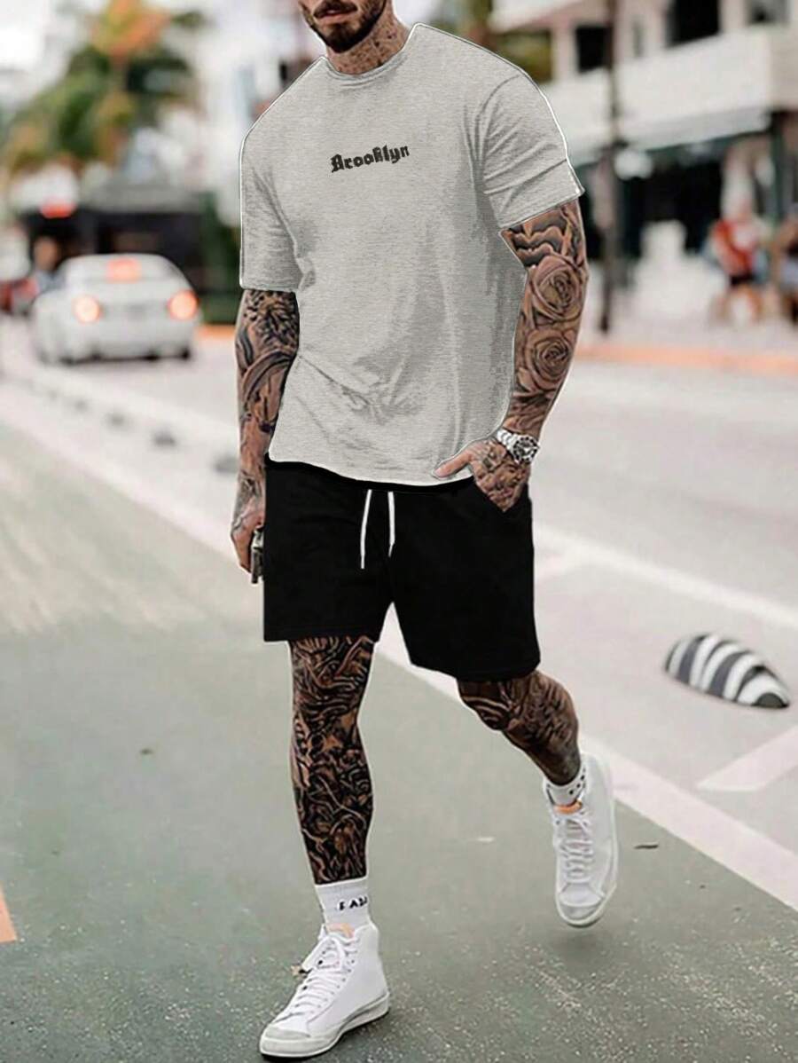 RueChic Ensemble deux-pièces composé d'un t-shirt regular à rayures avec lettrage pour homme et d'un short
