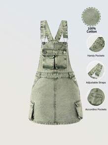 牛仔布少女休闲日常都市街头绿色牛仔吊带裙，配有可调节肩带和多个口袋