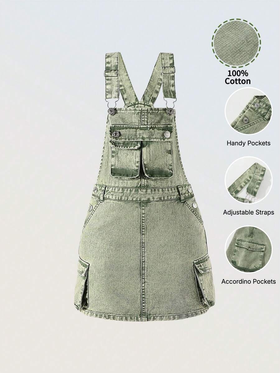 牛仔布少女休闲日常都市街头绿色牛仔吊带裙，配有可调节肩带和多个口袋