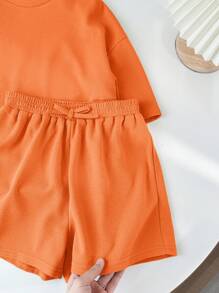 SHEIN LMoss Kids طقم تي شيرت وشورت ذو ياقة دائرية بأكمام قصيرة ولون كتان مصنوع من نسيج مطرز لفتيات ما بين الطفولة والمراهقة، مناسب لمهرجان الموسيقى - لون برتقالي - مشاهدة 9
