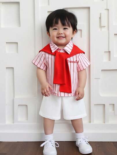 3 件套婴幼儿男童休闲条纹英文标语纽扣前短袖衬衫、纯色披肩、短裤套装，简约时尚，婴幼儿男童服装，6 个月至 3 岁