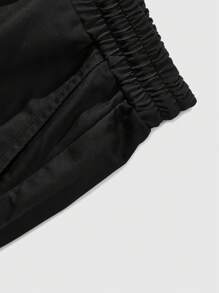 ROMWE MEN Street Life 2 pièces/Set T-shirt à manches courtes avec imprimé graphique et short pour hommes, style décontracté pour le printemps et l'été - Noir - Voir 4