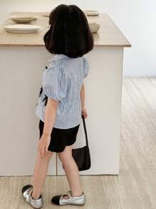 SHEIN Little Byeori Kleine Mädchen Alltagskasual Set mit Schleifendekor aus blau gestreifter Bluse und Shorts