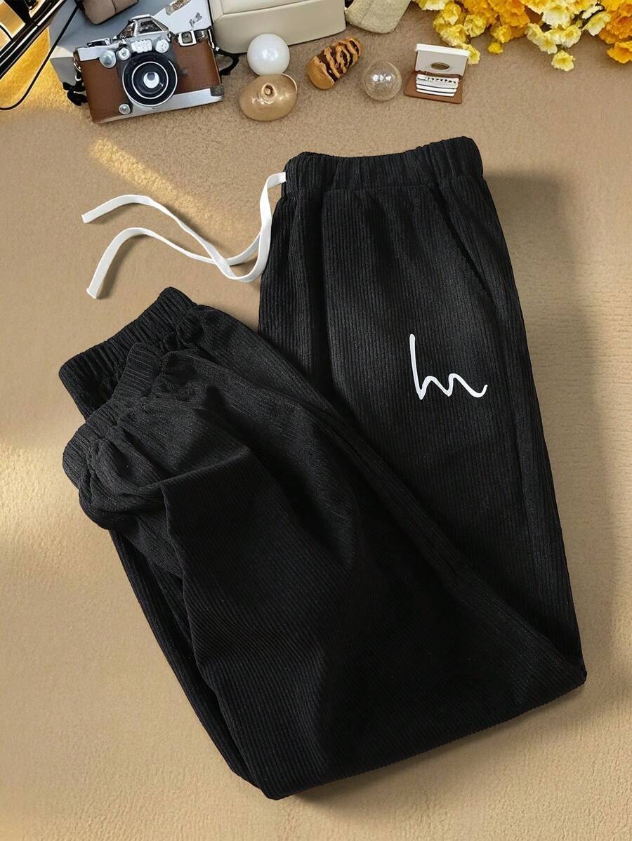 Manfinity Homme Pantalones jogger acanalados ligeros para hombres con diseño "Hi" - Pantalones de chándal casuales de corte holgado para primavera, verano y otoño, cintura con cordón de poliéster blanco, estilo harem retro, pana - Negro - Ver 1