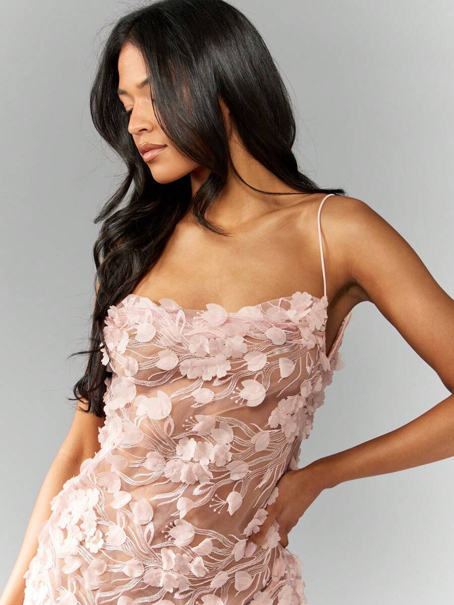 MISSGUIDED 3D立体花卉贴花迷你连衣裙，吊带心形领口，修身设计，适合派对、特殊场合、春夏婚礼宾客穿着。 - 粉色 - 查看 1