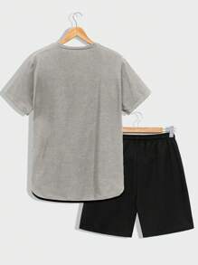 RueChic Ensemble deux-pièces composé d'un t-shirt regular à rayures avec lettrage pour homme et d'un short