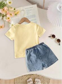 SHEIN Genkimix Kids Set de 2 piezas de ropa de verano para niñas - Pantalones vaqueros casuales de moda y camiseta de lazo unicolor, ligera y cómoda - Amarillo - Ver 2
