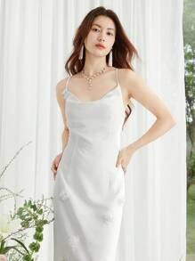 SHEIN LUNE Robe longue droite à encolure dégagée sans manches, taille cintrée avec couches, imprimé floral mélangé minimaliste avec glands. Convient pour les vacances et la plage. - Blanc - Voir 6