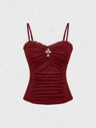 Goth Parte superior de tirantes ajustada de mujer con parche de encaje romántico y volantes, con colgante de cruz gótico