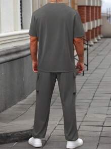 Manfinity Homme 大码男士纯色短袖 T 恤和工装裤套装，休闲舒适服装 - 灰色 - 查看 2