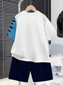 SHEIN Conjunto informal de 2 piezas para niño preadolescente que incluye camiseta de manga corta con cuello redondo y estampado de dinosaurios de dibujos animados, y pantalones cortos, adecuado para el verano
