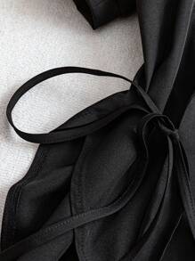 SHEIN Clasi Conjunto de 2 piezas para mujer talla grande: top de color liso con cuello de solapa, mangas abullonadas y cintura anudada + shorts holgados plisados con cremallera frontal lisa, atuendo casual/de trabajo - Negro - Ver 4