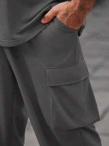 Manfinity Homme 大码男士纯色短袖 T 恤和工装裤套装，休闲舒适服装 - 灰色 - 查看 4