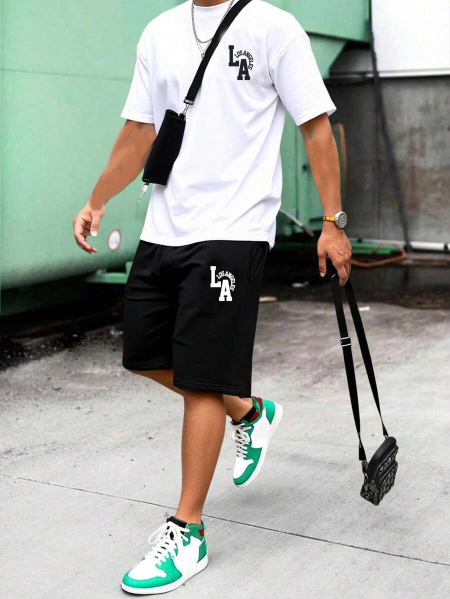 SHEIN Set de 2 piezas de camiseta blanca casual deportiva con estampado en inglés y pantalones cortos negros con estampado en inglés, adecuado para trajes de niño adolescente. Apropiado para fiestas, eventos, actuaciones, bodas, bautizos, ceremonias de apertura, uso diario, escuela, viajes, deportes y adecuado para las temporadas de primavera y verano.