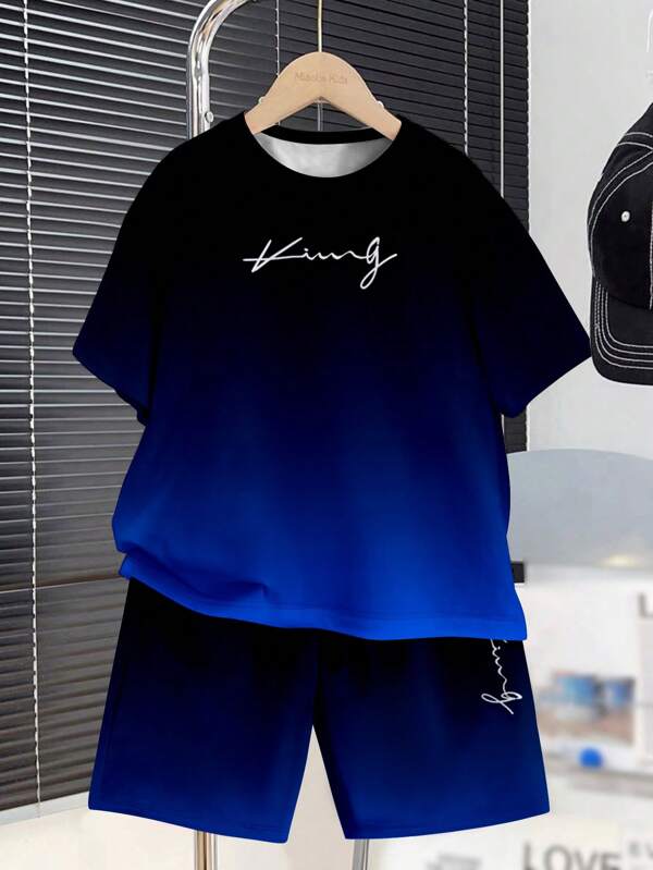 SHEIN Conjunto de 2 piezas casual de verano para niño preadolescente, con camiseta de manga corta con cuello redondo y estampado de letras de dibujos animados minimalista, y short