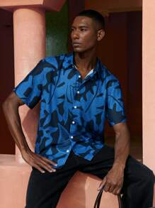 SHEIN Maija 2025 春夏新品男士宽松翻领休闲衬衫，蓝色夏季艺术涂鸦印花，适合海滩、度假、派对、婚礼宾客、浪漫郊游 - 藍色 - 查看 1