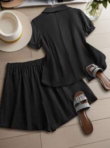 SHEIN Clasi Conjunto de 2 piezas para mujer talla grande: top de color liso con cuello de solapa, mangas abullonadas y cintura anudada + shorts holgados plisados con cremallera frontal lisa, atuendo casual/de trabajo - Negro - Ver 2