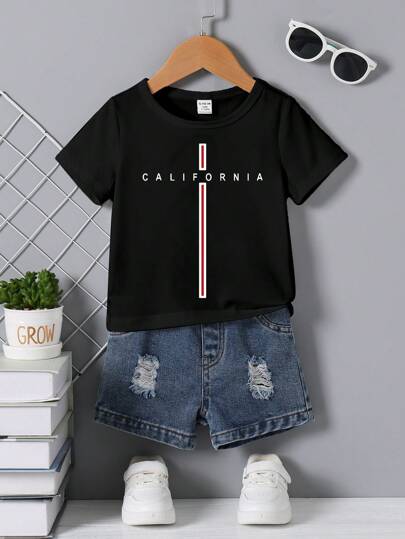 Conjunto de 2 piezas de camiseta de manga corta con estampado geométrico y de letras + pantalones cortos de mezclilla desgastados para niño pequeño, adecuado para salidas de verano