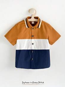 Cozy Pixies Camisa casual y versátil para niño con cuello polo, manga corta y botones, en diseño de bloques de colores contrastantes