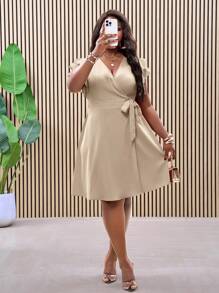Slaydiva Vestido de talla grande con estilo envolvente, cintura anudada, volantes dobles y silueta en A, para primavera/verano y vacaciones - Caqui - Ver 4