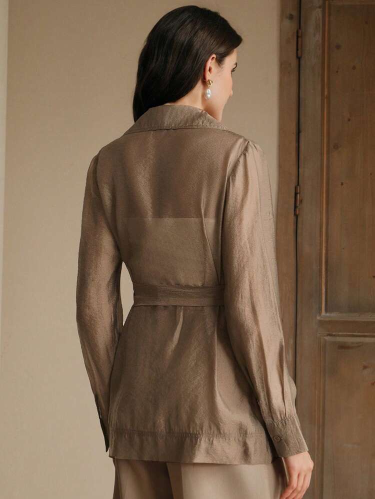 Marynarka damska w kolorze khaki, podkreślająca talię, w nowoczesnym stylu "old money", na wiosnę i lato – klasyczna, elegancka, "old money", na ukończenie szkoły, na co dzień