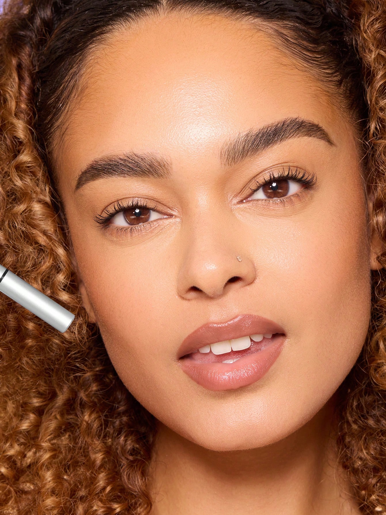 قلم تصفيف الحواجب لون التشوكيلت نباتي وخالي من الق...