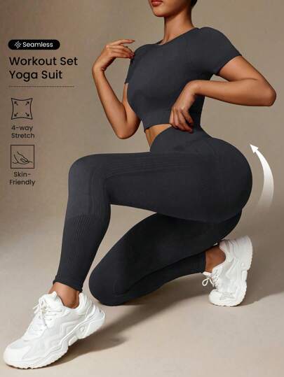 Gameset SHEIN Sport Conjunto de Top minimalista de unicolor de cuello redondo y manga corta con pantalones de cintura elástica, conjunto deportivo sin costuras, conjunto de entrenamiento para mujer, conjunto de leggings para mujer