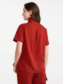 Scrubzie Top de uniforme de scrubs de manga corta con cuello alto de unicolor - Rojo - Ver 2