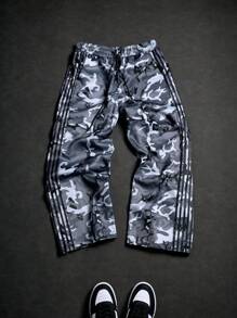 Manfinity EMRG Men's Street-Style Sports Look, Inspired By INS. These High-Street Camouflage Digital-Print Baggy Flared Cargo Pants Feature An Elastic Waistband, Multiple Contrasting Stripes On The Sides, And A Sporty-Casual Vibe-Perfect For Music Festivals And Everyday Wear. An Ideal Gift For A Boyfriend Or Husband, They Fall Under Streetwear Fashion, Y2K Style, Hip-Hop Rock Influences, And Can Also Be Used As Basketball Apparel. Baggy Pants ,Men's Casual Street Drawstring Waist Loose Fit Camouflage Pants , Men Clothes Men Pants , Camouflage Pants For Men - Multicolor - View 7