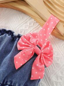 SHEIN Playful Pals 女婴时尚波尔卡圆点撞色肩带连体衣，带 3D 蝴蝶结 - 彩色 - 查看 4