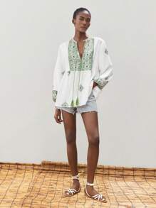 Maija Top à imprimé floral bicolore pour femmes, style bohème pour les vacances avec col en V, décoration à franges, épaules dénudées, manches 3/4, ourlet ample, léger et confortable, parfait pour la plage, les vacances, les festivals, l'été, tout-aller pour toutes les saisons, design mode de vacances moderne, plage confortable, style bohème, tenue de vacances sur l'île, tenue de vacances dopamine d'été, même style que les vacances Ins, atmosphère exotique, concert country, style western - Multicolore - Voir 3