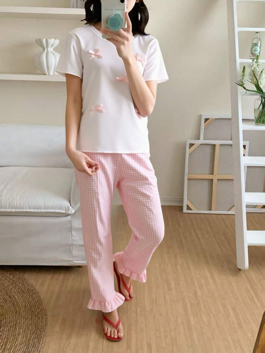 Conjunto de 2 peças de roupa doméstica, Blusa Branca com Laço Elegante e Simples, e Calça com Babado Xadrez Rosa - Rosa chiclete - Visão 1