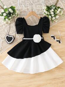 Vestido midi de niña con mangas abullonadas, bloque de color blanco y negro, bajo asimétrico y decoración de flores 3D. Adecuado para uso diario, reuniones familiares y ocasiones especiales