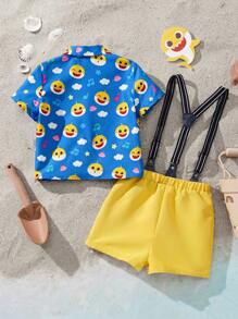 BABY SHARK X SHEIN 男婴卡通黄色鲨鱼印花蓝色休闲 Polo 领衬衫和黄色吊带短裤绅士可爱套装 - 藍色 - 查看 2