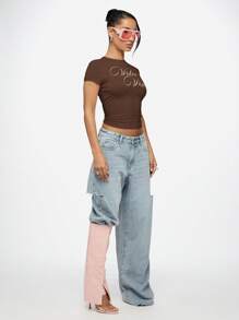 SUMWON WOMEN Video Vixen Y2K 美学婴儿 T 恤短款上衣修身短袖图形文字印花复古风格街头风格节日夏季春季 - 棕色 - 查看 8