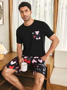 Manfinity CoupledUp Conjunto de ropa de casa informal para hombres con top de manga corta en negro con bolsillo y pantalón corto estampado de corazones