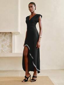 SHEIN LUNE Vestido Ajustado com Cintura Marcada, Babado Assimétrico na Bainha, Decote em V, Ombros Acolchoados com Aplicação de Strass, Novo Lançamento de Verão para Mulheres, Elegante Estilo Europeu e Americano - Preto - Visão 7