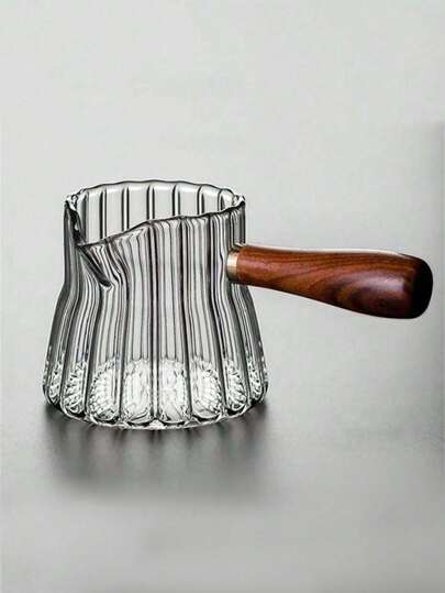 1 Cốc thủy tinh chịu nhiệt có tay cầm bên hông và tay cầm bằng gỗ, làm bằng thủy tinh borosilicate cao cấp, phù hợp cho căn hộ, bền chắc, dùng cho quán cà phê và gia đình, không bao gồm nắp, ống hút hoặc cốc đựng nước khác. Cốc thủy tinh này có thiết kế thẩm mỹ, lý tưởng làm quà tặng sinh nhật, quà cưới, quà tân gia, v.v.