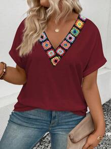 SHEIN VCAY CURVE T-shirt casual versatile per donne taglie comode, con scollo a V, manica corta, manichette arricciati, stampa floreale vintage, adatta per primavera/estate
