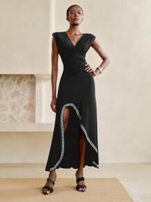 SHEIN LUNE Vestido Ajustado com Cintura Marcada, Babado Assimétrico na Bainha, Decote em V, Ombros Acolchoados com Aplicação de Strass, Novo Lançamento de Verão para Mulheres, Elegante Estilo Europeu e Americano - Preto - Visão 2