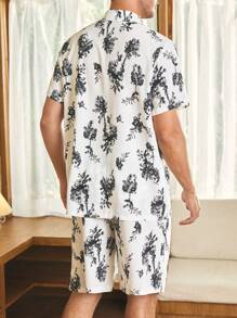 CoupledUp Conjunto de pijama para hombre con estampado de flores de tinta, cuello vuelto, apertura frontal y mangas cortas con pantalón corto - Blanco y Negro - Ver 3